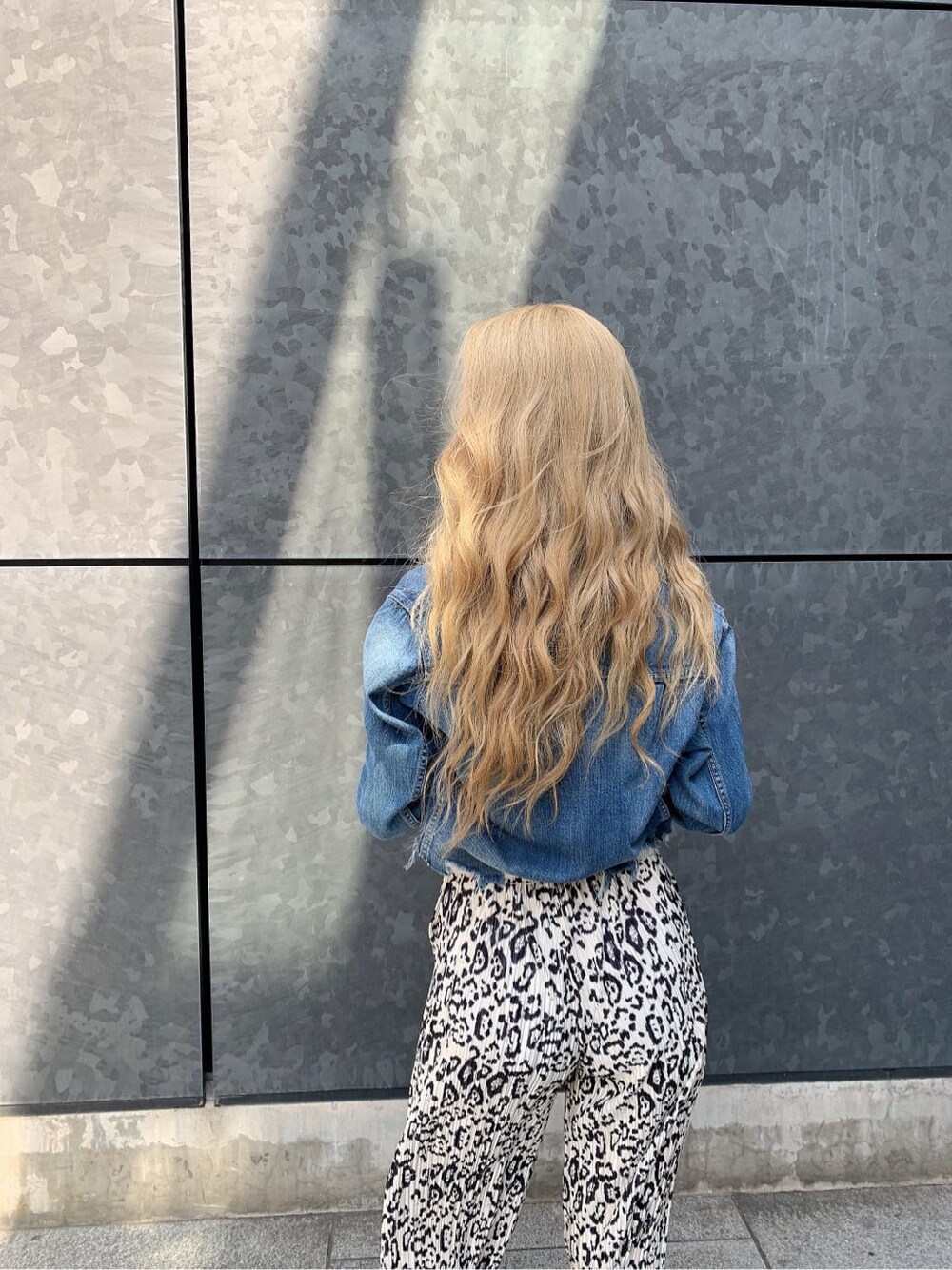 ブラック系のパンプス、その他のその他パンツ、ブルー系のデニムジャケットを着用したレディースの春コーディネートの6枚目の写真