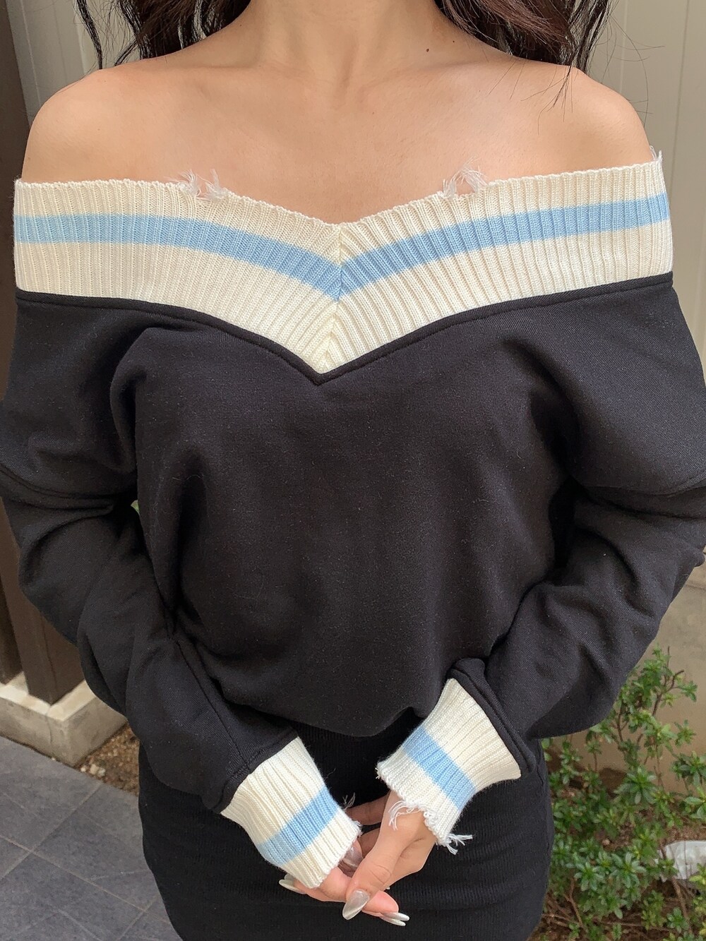 ブラック系のワンピース、ブラック系のブーツを着用したレディースの春コーディネートの7枚目の写真