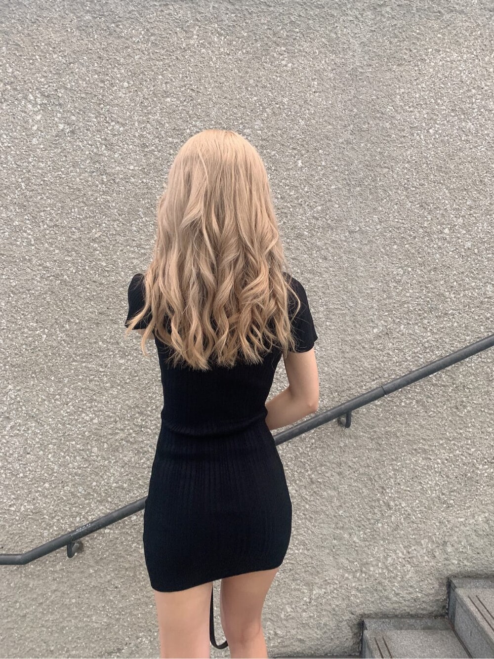 ホワイト系のサンダル、その他のバックパック/リュック、ブラック系のワンピースを着用したレディースの夏コーディネートの4枚目の写真