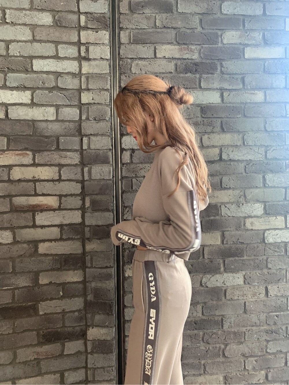 ベージュ系のその他パンツ、ホワイト系のサンダル、ベージュ系のパーカーを着用したレディースの夏コーディネートの5枚目の写真