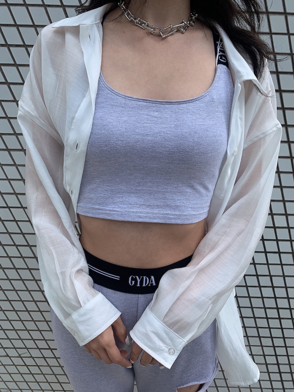 ホワイト系のサンダル、グレー系のその他パンツ、グレー系のキャミソールを着用したレディースの春コーディネートの6枚目の写真