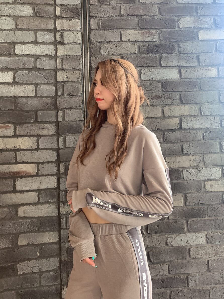 ベージュ系のその他パンツ、ホワイト系のサンダル、ベージュ系のパーカーを着用したレディースの夏コーディネートの4枚目の写真