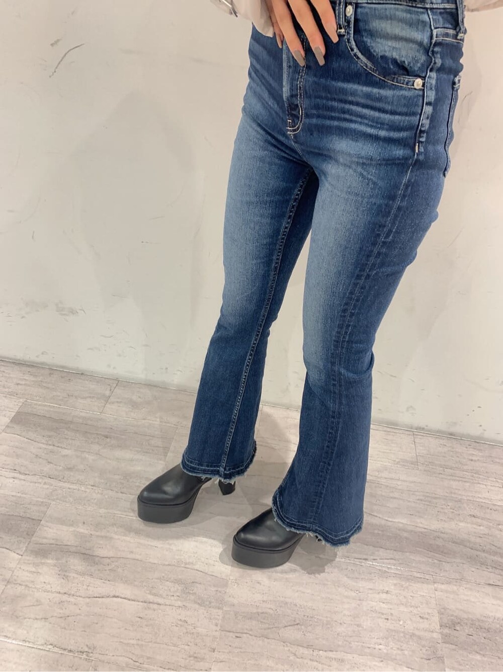 ブラック系のブーツ、ブルー系のデニムパンツ、ブルー系のデニムパンツを着用したレディースの秋コーディネートの7枚目の写真