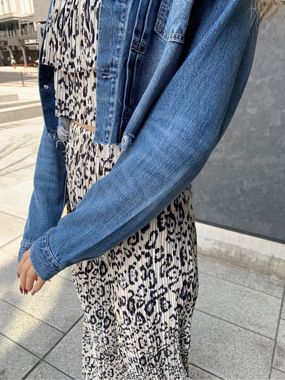 ブラック系のパンプス、その他のその他パンツ、ブルー系のデニムジャケットを着用したレディースの春コーディネートの9枚目の写真