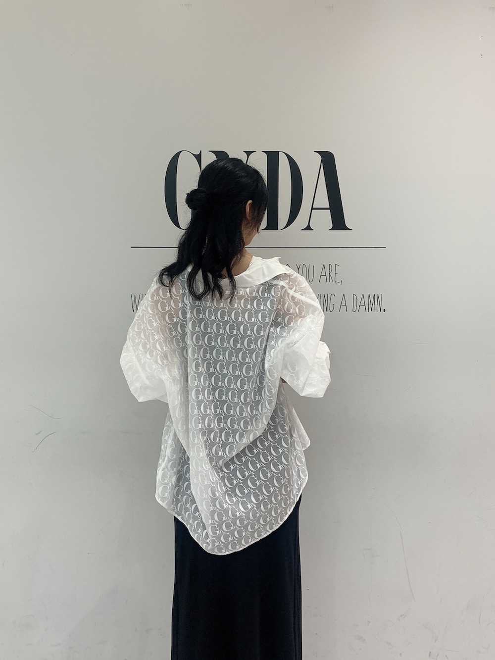 ブラック系のサンダル、ブラック系のワンピース、ホワイト系のシャツ/ブラウスを着用したレディースの夏コーディネートの4枚目の写真