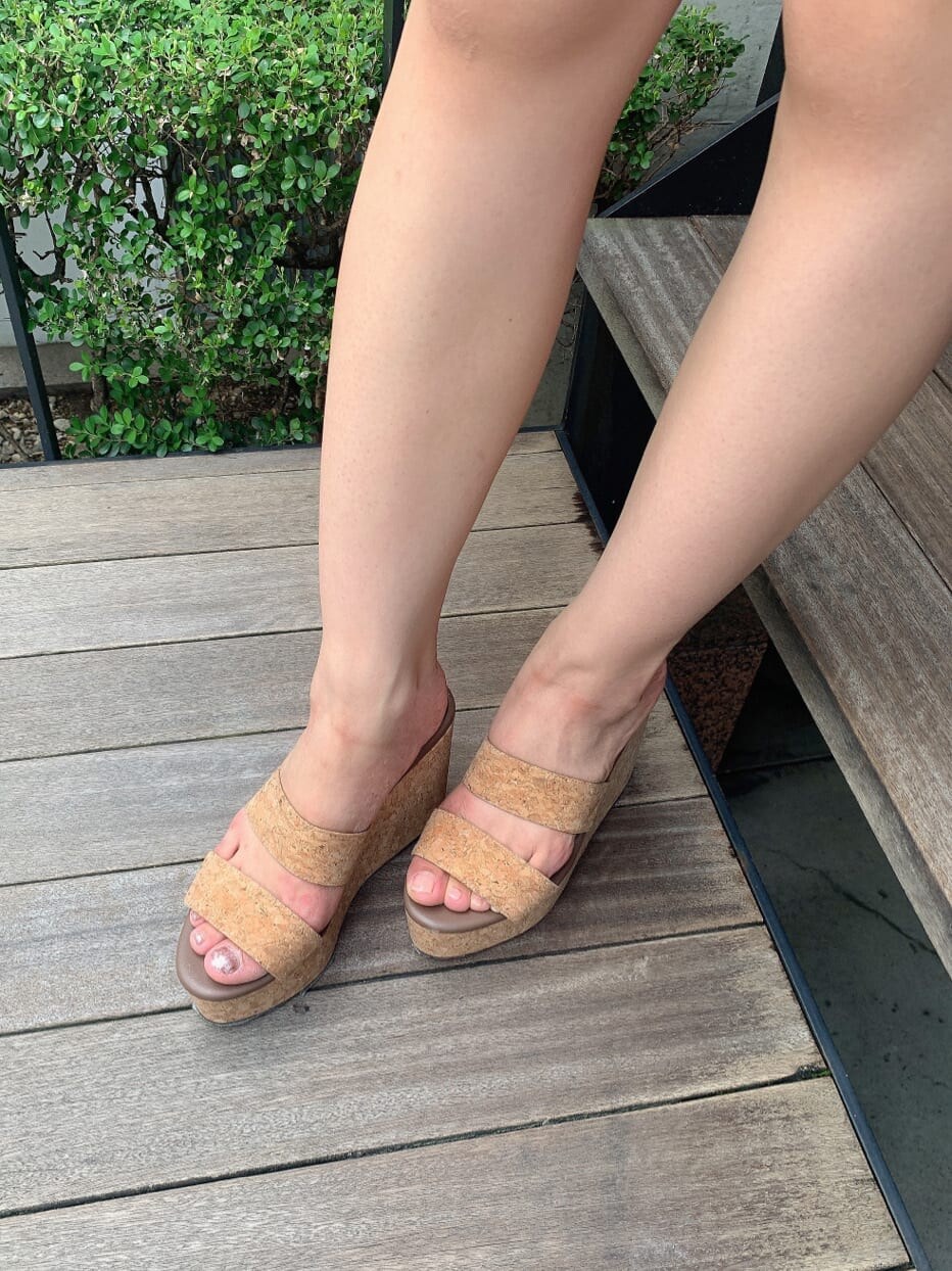 ベージュ系のサンダル、ブラック系のスカート、ブラック系のニット/セーターを着用したレディースの夏コーディネートの8枚目の写真