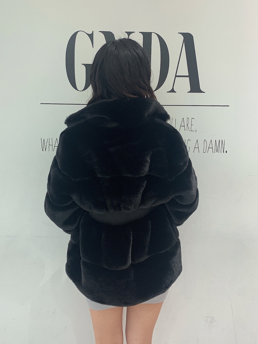 「GYDA、gydastaff、GYDAコーデ、ファージャケット、タイトワンピース、おでかけコーデ、休日コーデ、大人可愛い、ニットコーデ、ニットワンピース」｜「GYDAのチャンキーヒールショートブーツ（ブーツ、ブラック系）」を使った、akariさん（レディース・170cm）の冬コーディネートの7枚目の写真