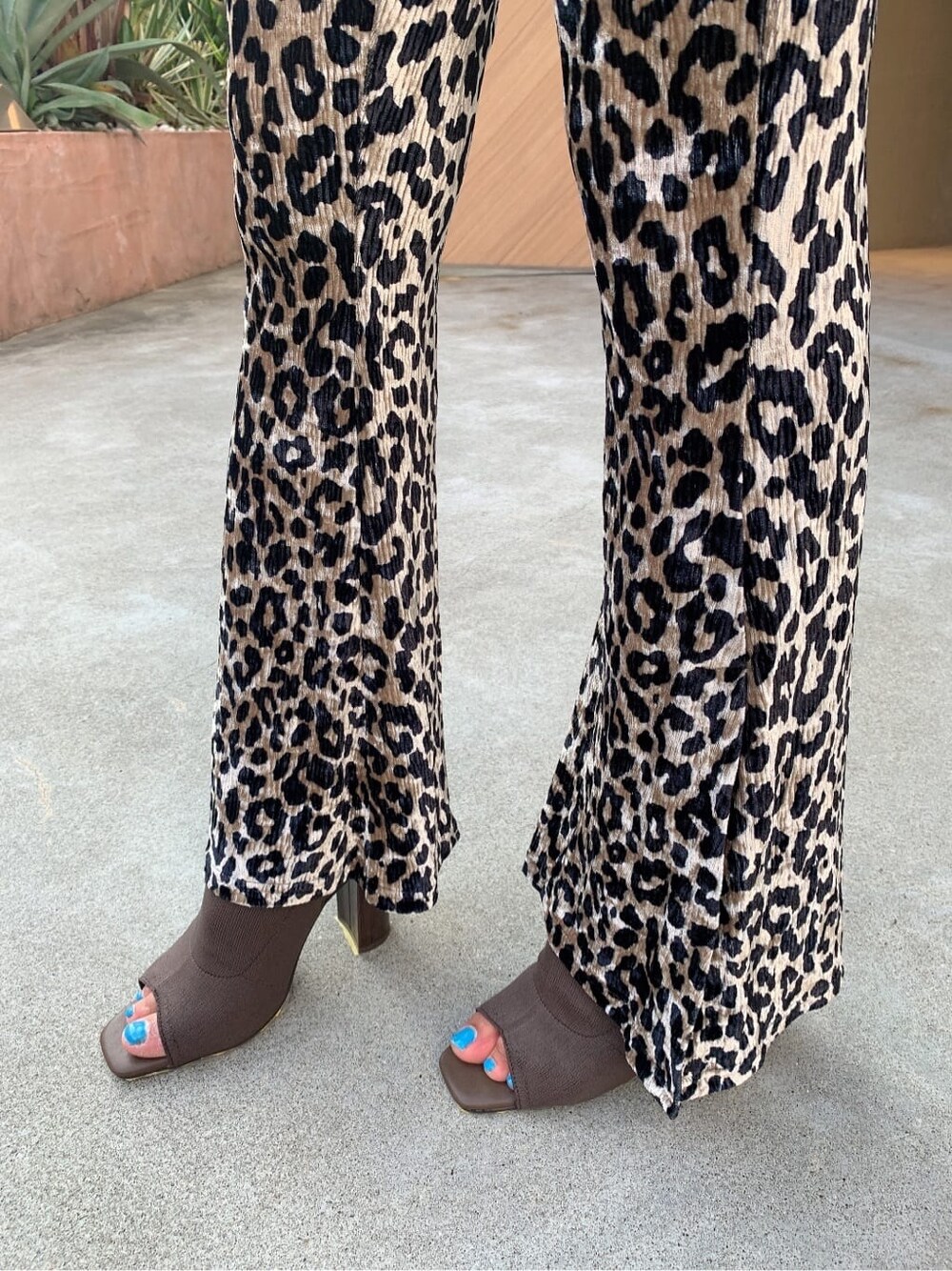 ホワイト系のシャツ/ブラウス、その他のその他パンツ、ブラウン系のブーツを着用したレディースの夏コーディネートの9枚目の写真