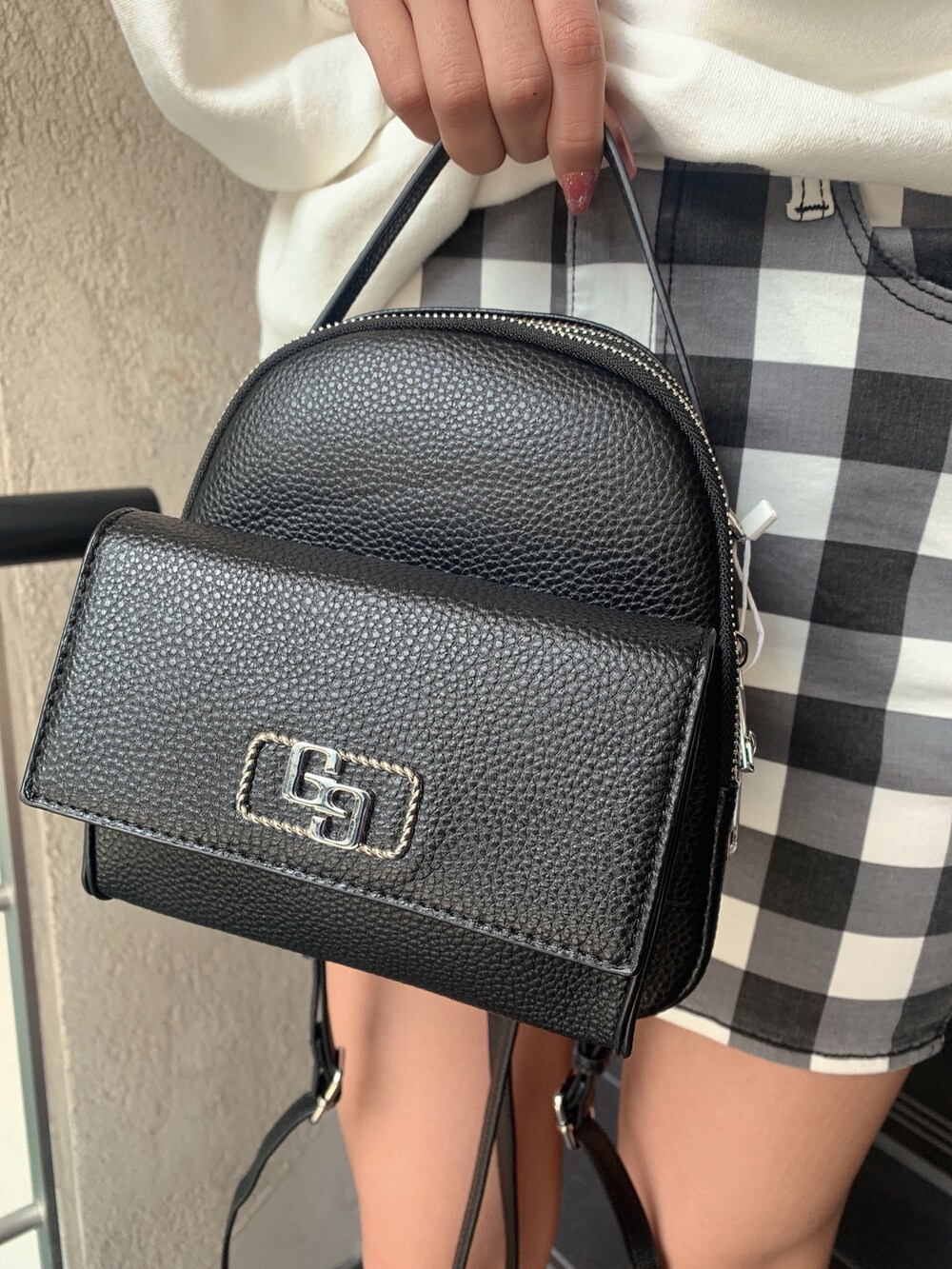 ホワイト系のスウェット、その他のスカート、ブラック系のブーツを着用したレディースの冬コーディネートの7枚目の写真