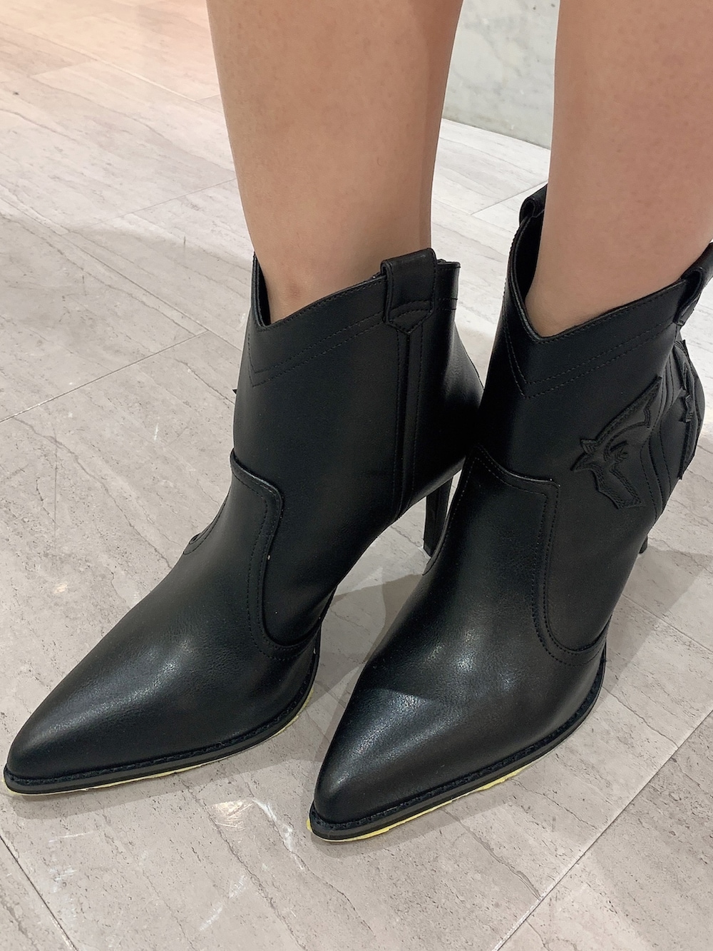 グリーン系のスカート、グリーン系のニット/セーター、ホワイト系のライダースジャケットを着用したレディースの冬コーディネートの9枚目の写真