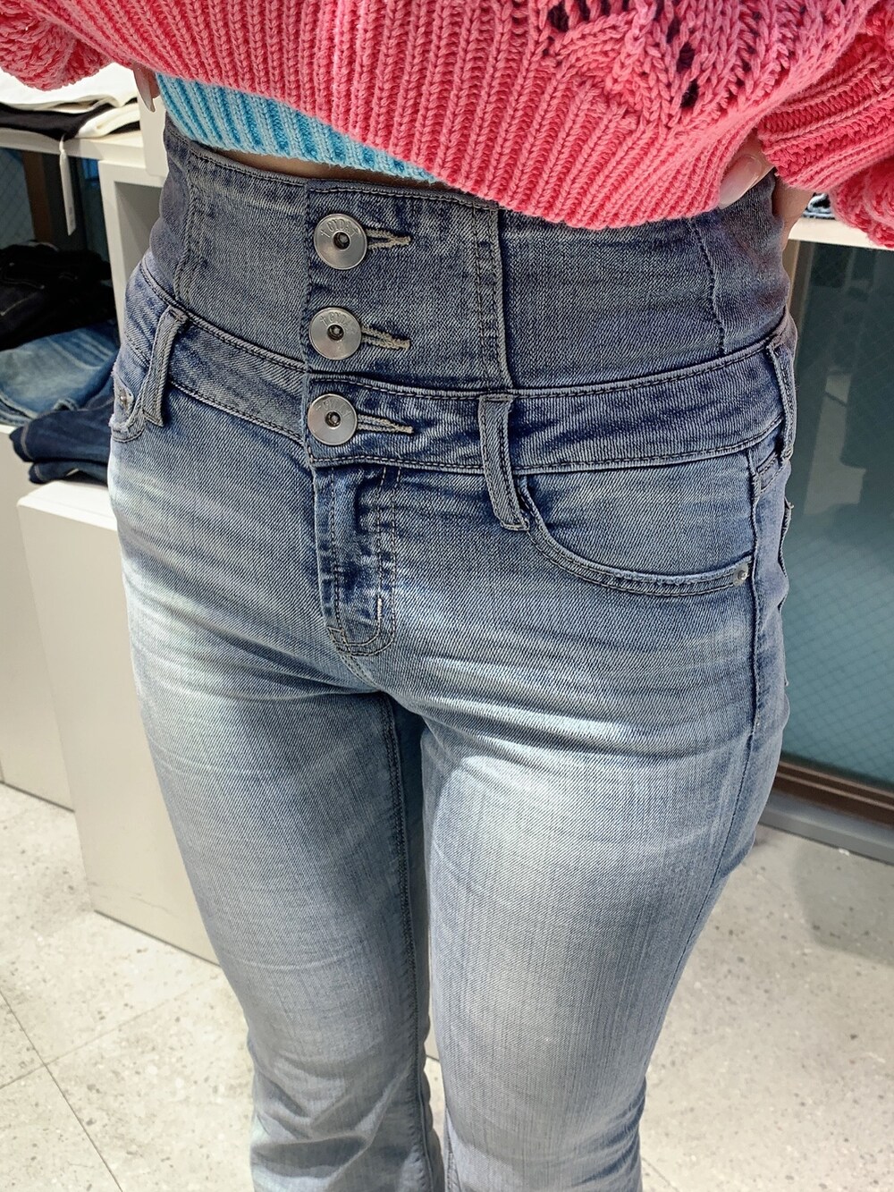 ブルー系のデニムパンツ、ブラック系のパンプス、ピンク系のカーディガン/ボレロを着用したレディースの春コーディネートの8枚目の写真