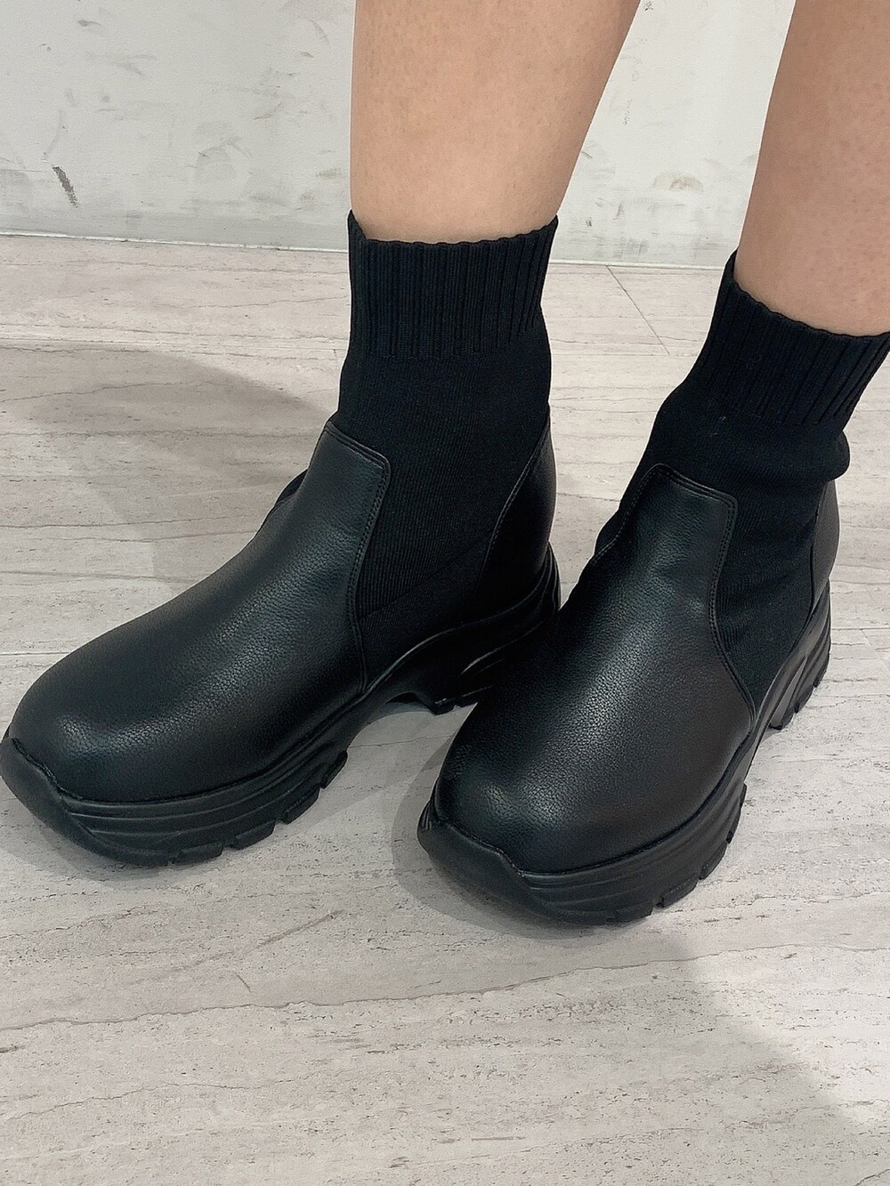 ブラック系のデニムスカート、ブラック系のブーツ、その他のバックパック/リュックを着用したレディースの冬コーディネートの9枚目の写真