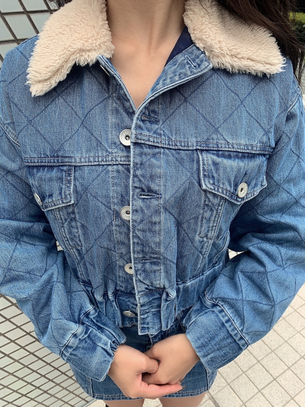 ブラック系のブーツ、ブルー系のデニムスカート、ブルー系のジャケット/アウターを着用したレディースの秋コーディネートの6枚目の写真