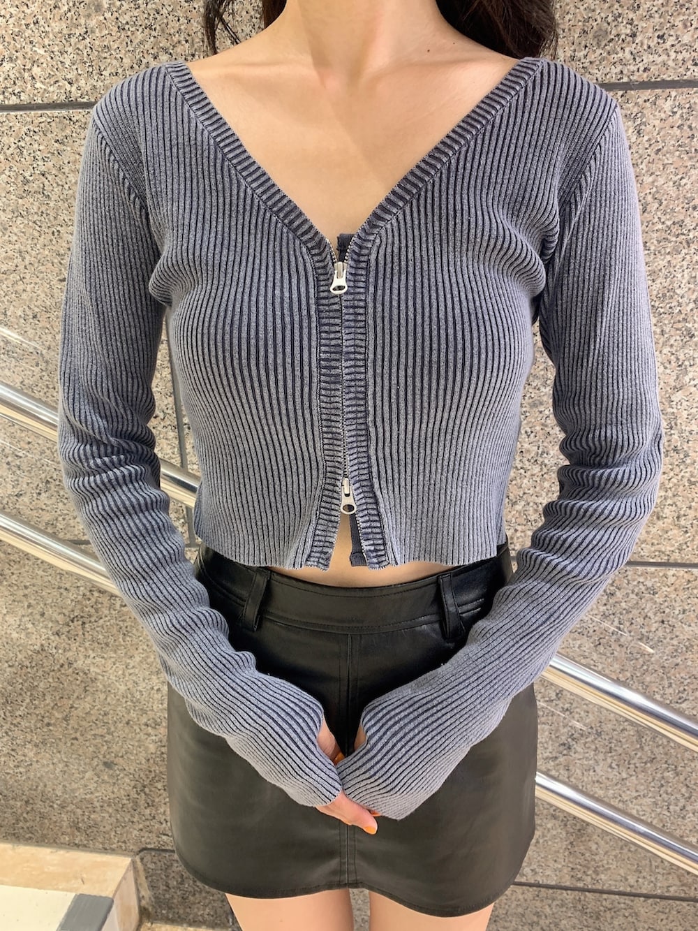 ブラック系のスカート、ブルー系のニット/セーター、ブラック系のブーツを着用したレディースの秋コーディネートの6枚目の写真