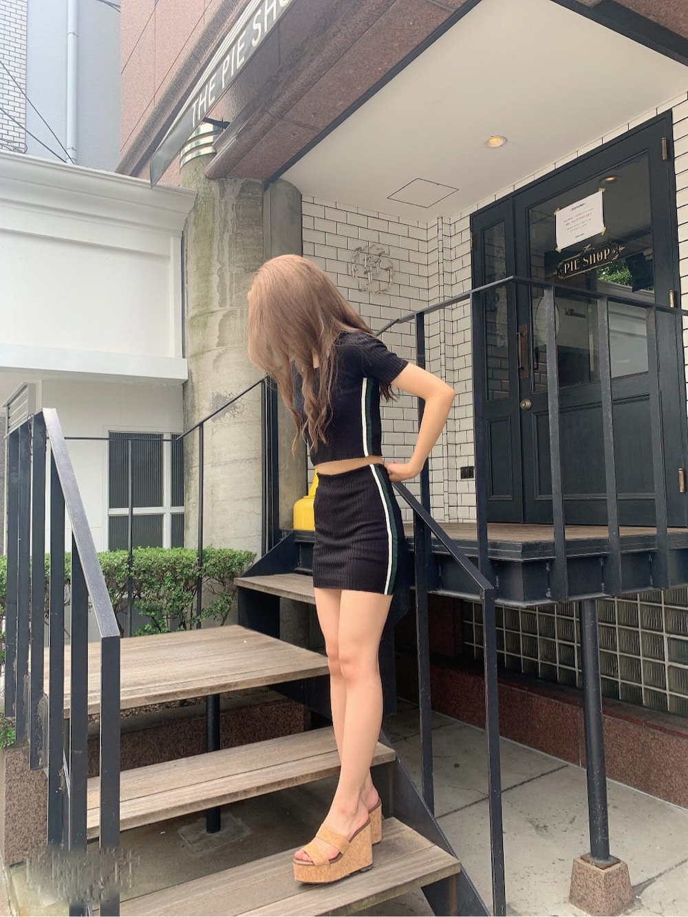 ベージュ系のサンダル、ブラック系のスカート、ブラック系のニット/セーターを着用したレディースの夏コーディネートの3枚目の写真