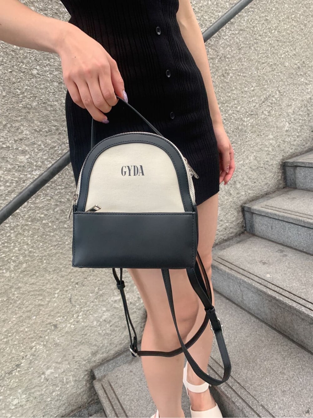 ホワイト系のサンダル、その他のバックパック/リュック、ブラック系のワンピースを着用したレディースの夏コーディネートの9枚目の写真