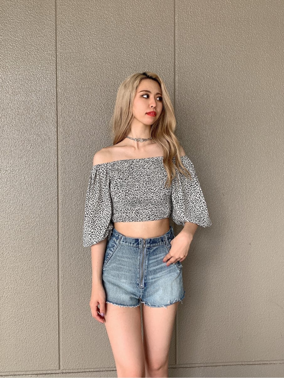 その他のシャツ/ブラウス、ベージュ系のサンダル、ブルー系のデニムパンツを着用したレディースの夏コーディネートの4枚目の写真