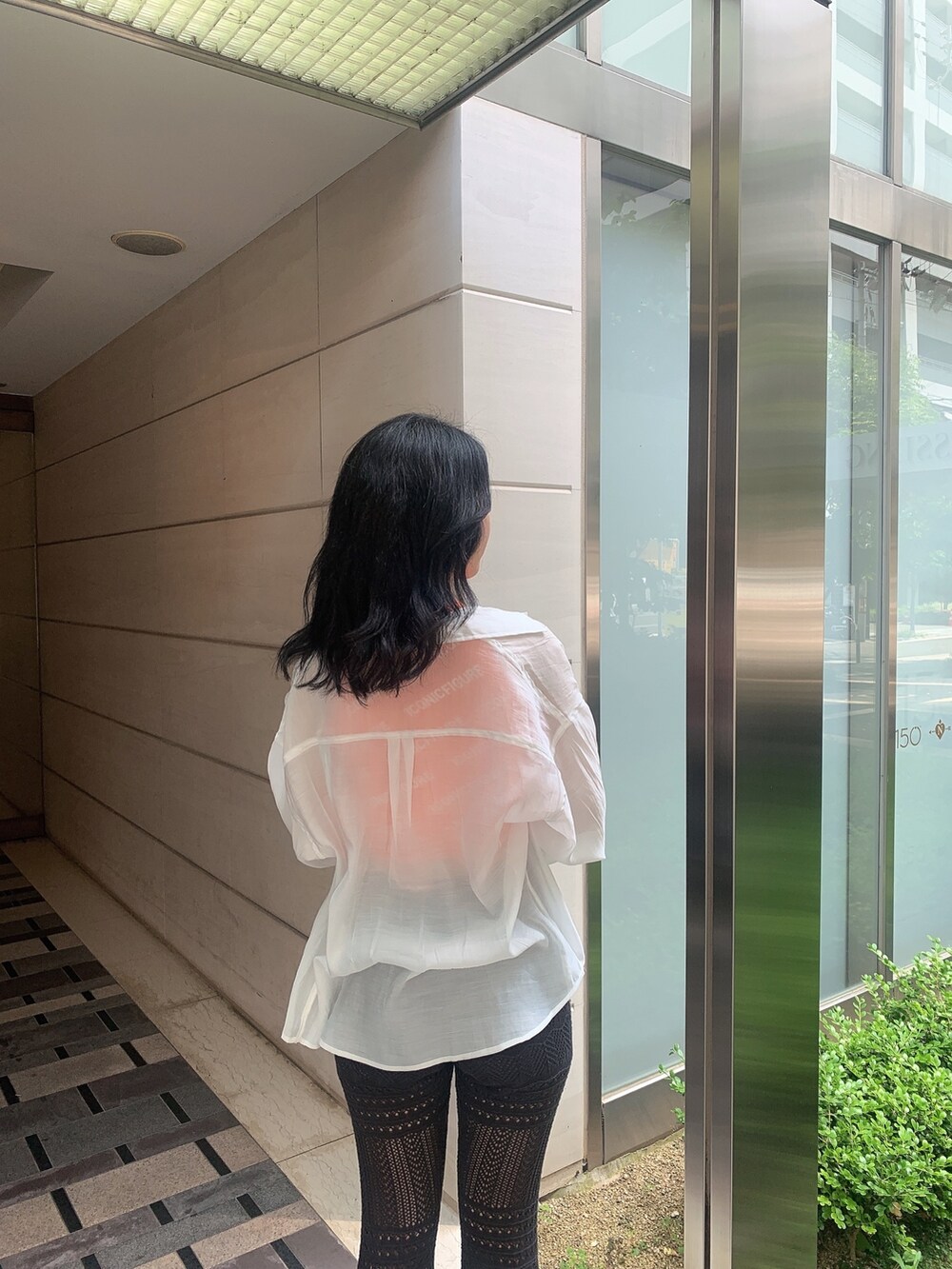 ホワイト系のサンダル、グレー系のその他パンツ、オレンジ系のニット/セーターを着用したレディースの春コーディネートの5枚目の写真