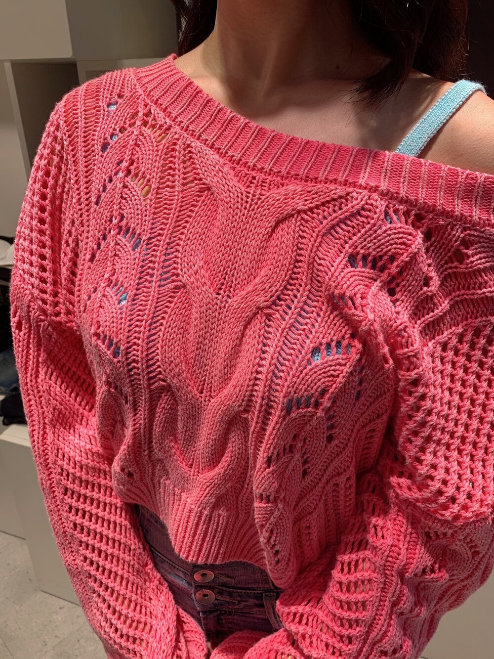 ブルー系のデニムパンツ、ブラック系のパンプス、ピンク系のカーディガン/ボレロを着用したレディースの春コーディネートの7枚目の写真