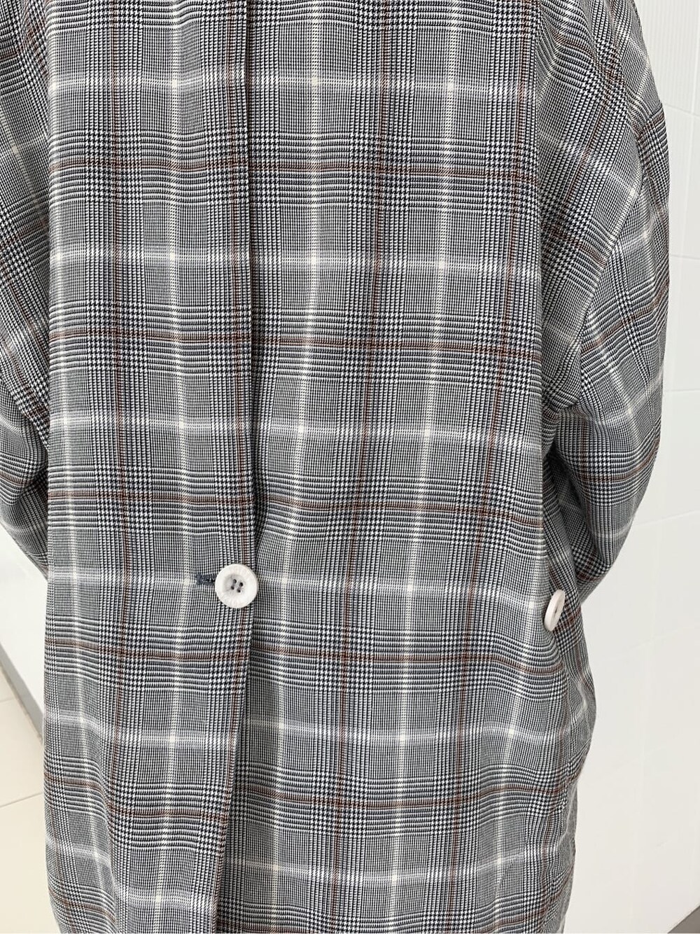 その他のテーラードジャケット、ブラック系のパンプス、ホワイト系のバックパック/リュックを着用したレディースの春コーディネートの6枚目の写真