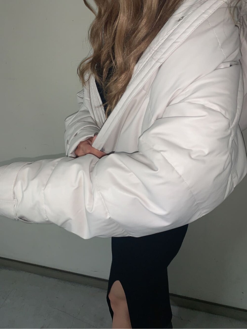 ブラック系のブーツ、ブラック系のニット/セーター、ブラック系のスカートを着用したレディースの秋コーディネートの7枚目の写真