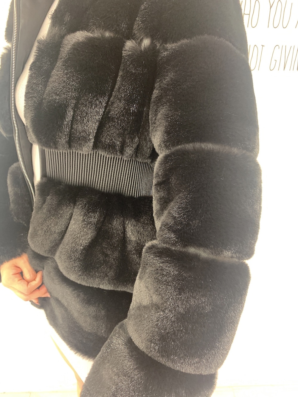 「GYDA、gydastaff、GYDAコーデ、ファージャケット、タイトワンピース、おでかけコーデ、休日コーデ、大人可愛い、ニットコーデ、ニットワンピース」｜「GYDAのチャンキーヒールショートブーツ（ブーツ、ブラック系）」を使った、akariさん（レディース・170cm）の冬コーディネートの8枚目の写真