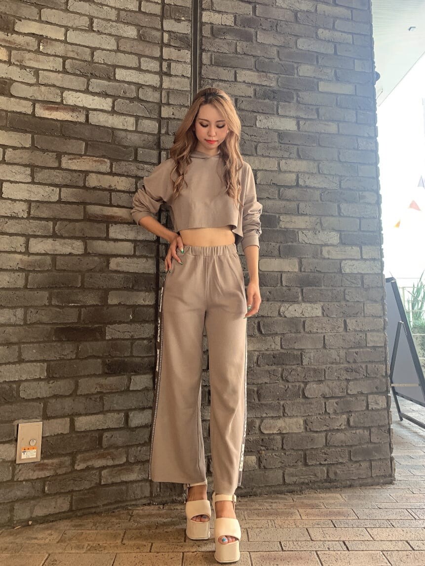 ベージュ系のその他パンツ、ホワイト系のサンダル、ベージュ系のパーカーを着用したレディースの夏コーディネートの2枚目の写真