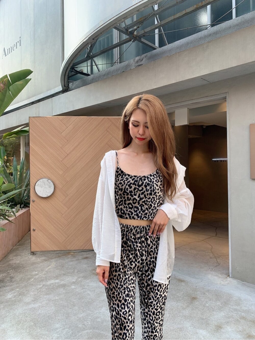 ホワイト系のシャツ/ブラウス、その他のその他パンツ、ブラウン系のブーツを着用したレディースの夏コーディネートの5枚目の写真