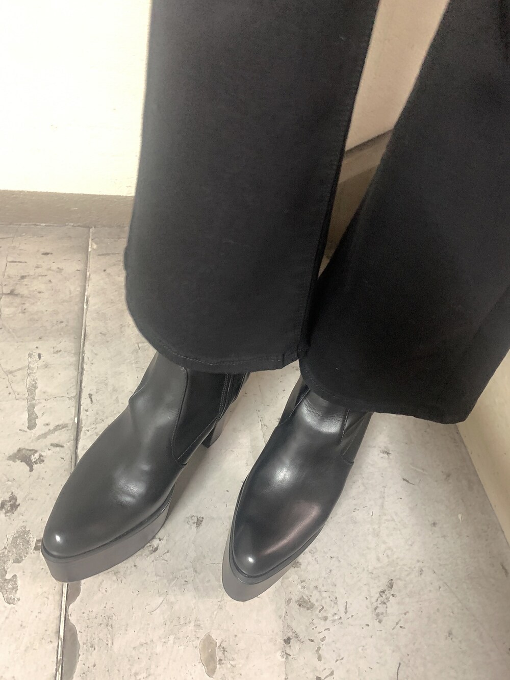 ブラック系のブーツ、ブラック系のデニムパンツ、ホワイト系のニット/セーターを着用したレディースの冬コーディネートの9枚目の写真