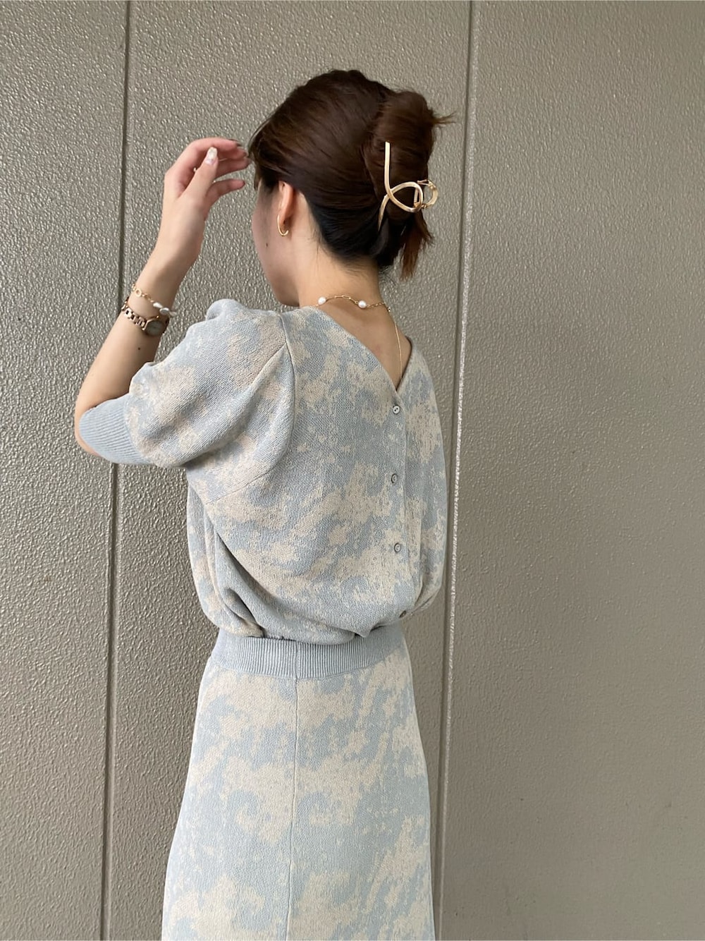 グレー系のスカート、ホワイト系のその他シューズ、ホワイト系のショルダーバッグを着用したレディースの夏コーディネートの5枚目の写真