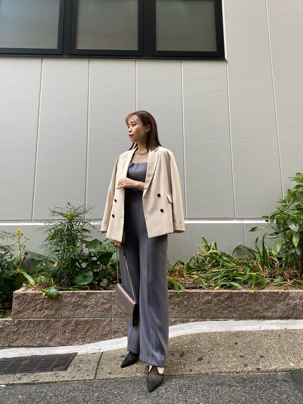 グレー系のパンツドレスを着用したレディースの秋コーディネートの5枚目の写真