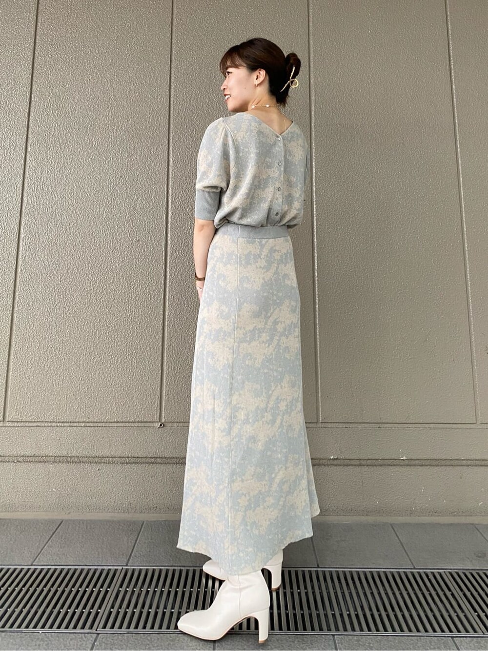 グレー系のスカート、ホワイト系のその他シューズ、ホワイト系のショルダーバッグを着用したレディースの夏コーディネートの7枚目の写真