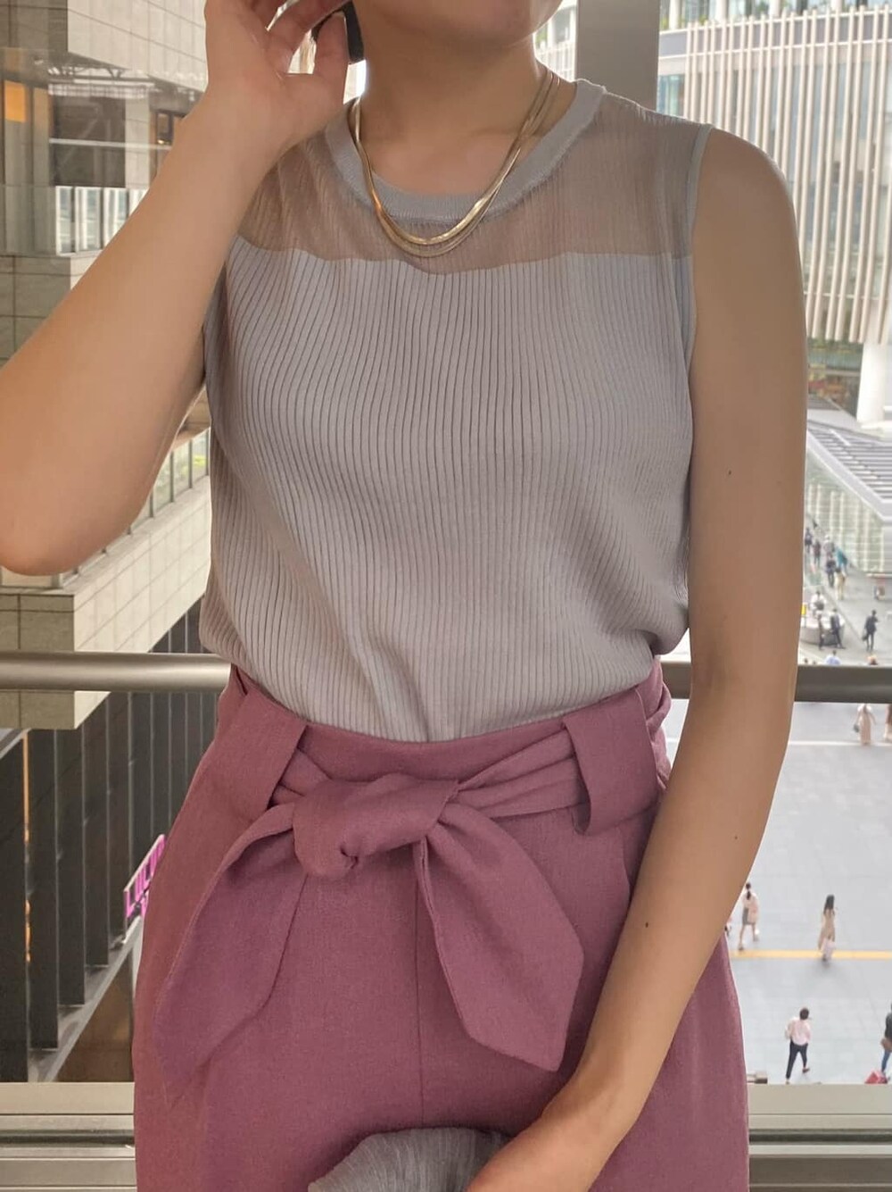 ピンク系のその他パンツ、ブラック系のその他シューズ、グレー系のニット/セーターを着用したレディースの夏コーディネートの3枚目の写真