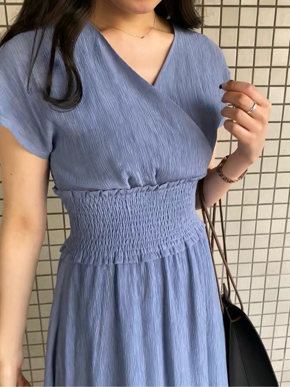 その他のその他シューズ、ブルー系のワンピースを着用したレディースの夏コーディネートの3枚目の写真