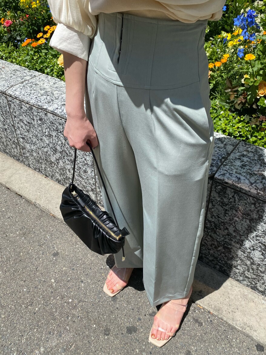 ブラック系のハンドバッグ、グリーン系のその他パンツ、その他のその他シューズを着用したレディースの春コーディネートの5枚目の写真