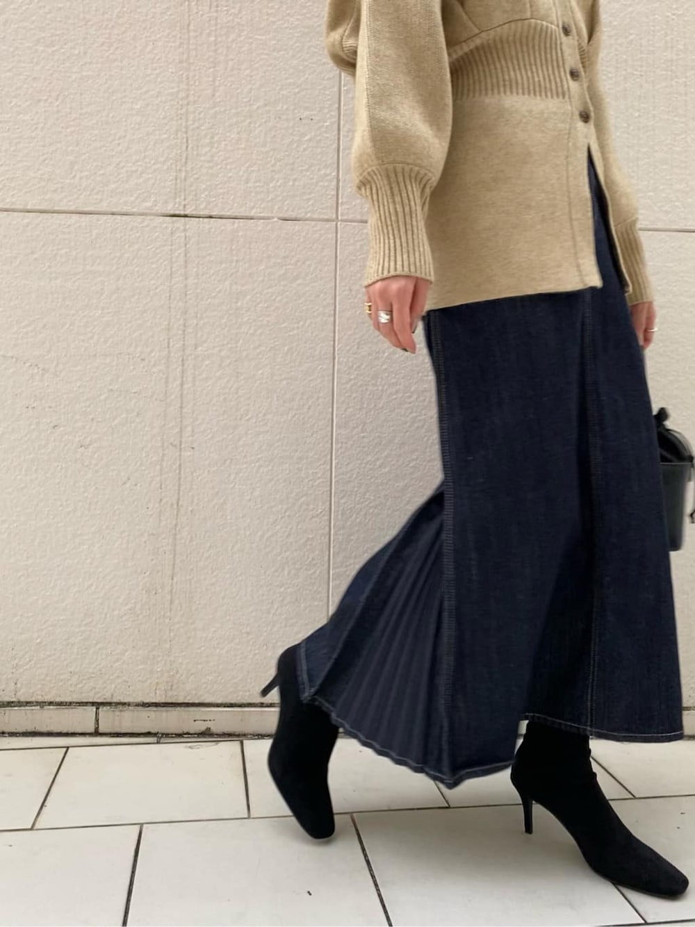 ブラック系のハンドバッグ、ブラック系のブーツ、ブラウン系のシャツ/ブラウスを着用したレディースの秋コーディネートの4枚目の写真