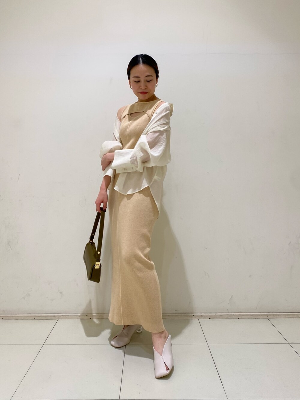 ベージュ系のワンピースを着用したレディースの春コーディネートの4枚目の写真