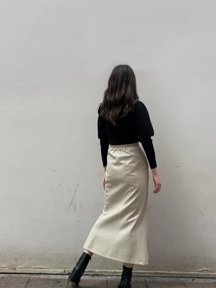 ホワイト系のスカート、ブラック系のその他シューズ、その他のテーラードジャケットを着用したレディースの秋コーディネートの7枚目の写真