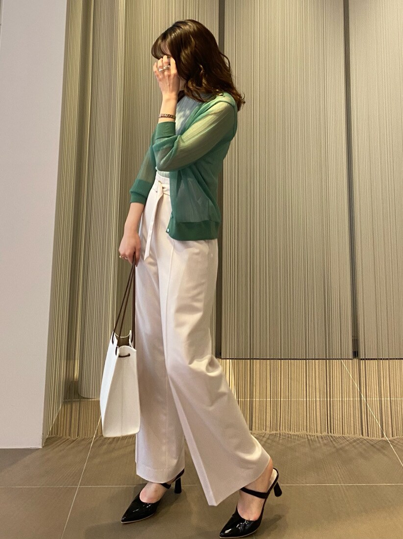 ホワイト系のその他パンツ、ブラック系のその他シューズ、ホワイト系のハンドバッグを着用したレディースの春コーディネートの2枚目の写真