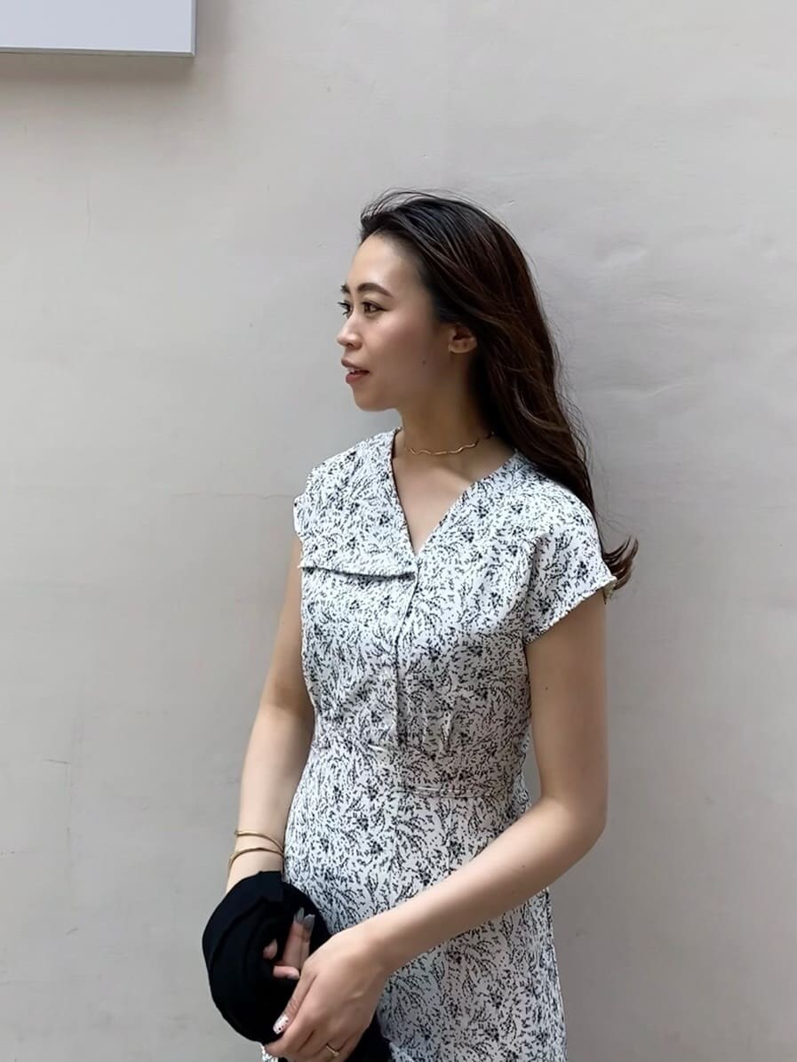 ブラック系のカーディガン/ボレロ、ホワイト系のワンピースを着用したレディースの夏コーディネートの2枚目の写真