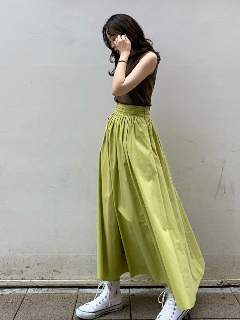 ブラウン系のニット/セーター、グリーン系のスカートを着用したレディースの夏コーディネートの2枚目の写真