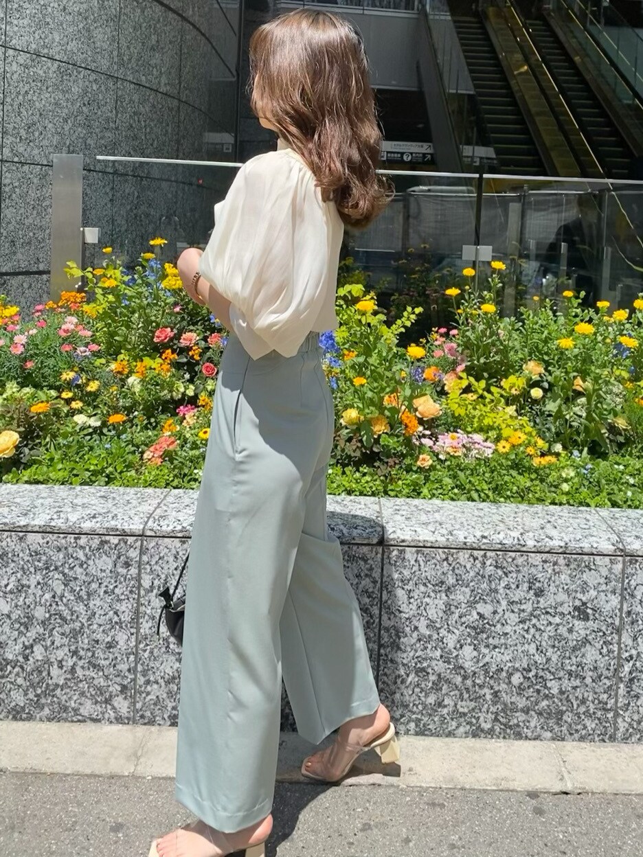 ブラック系のハンドバッグ、グリーン系のその他パンツ、その他のその他シューズを着用したレディースの春コーディネートの3枚目の写真