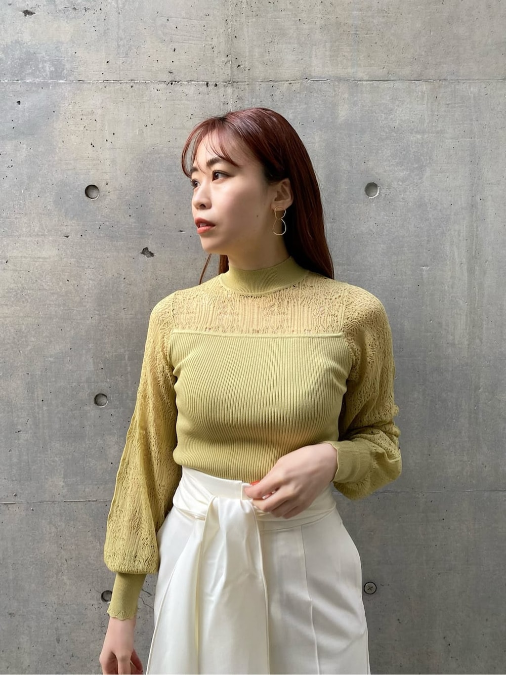 ホワイト系のその他パンツ、ベージュ系のノーカラーコート、イエロー系のニット/セーターを着用したレディースの冬コーディネートの4枚目の写真