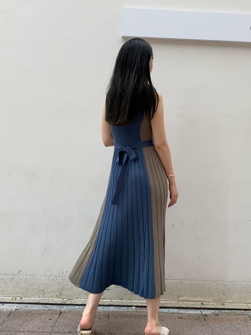 ブルー系のワンピースを着用したレディースの夏コーディネートの4枚目の写真