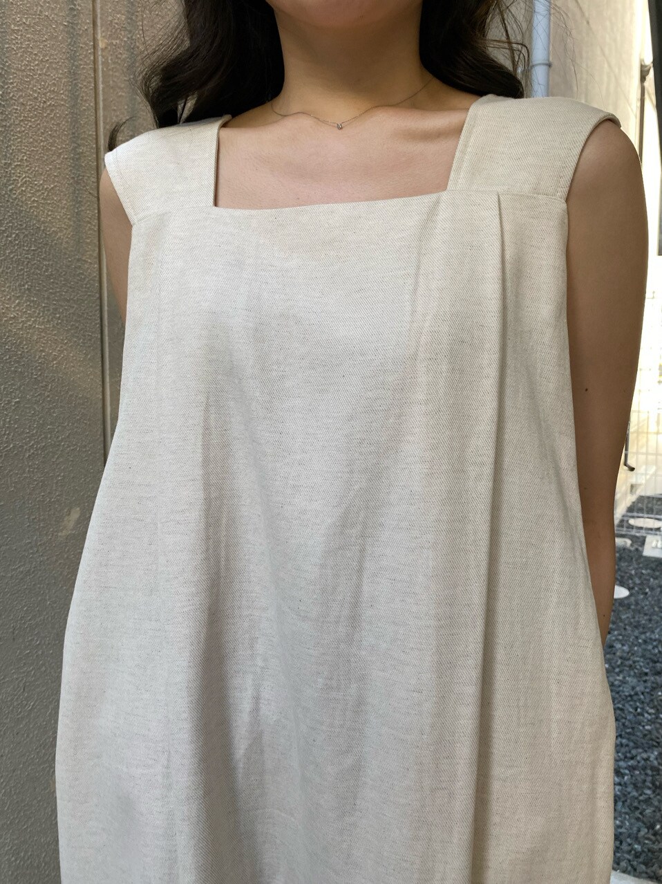 その他のその他シューズ、ホワイト系のワンピースを着用したレディースの夏コーディネートの3枚目の写真