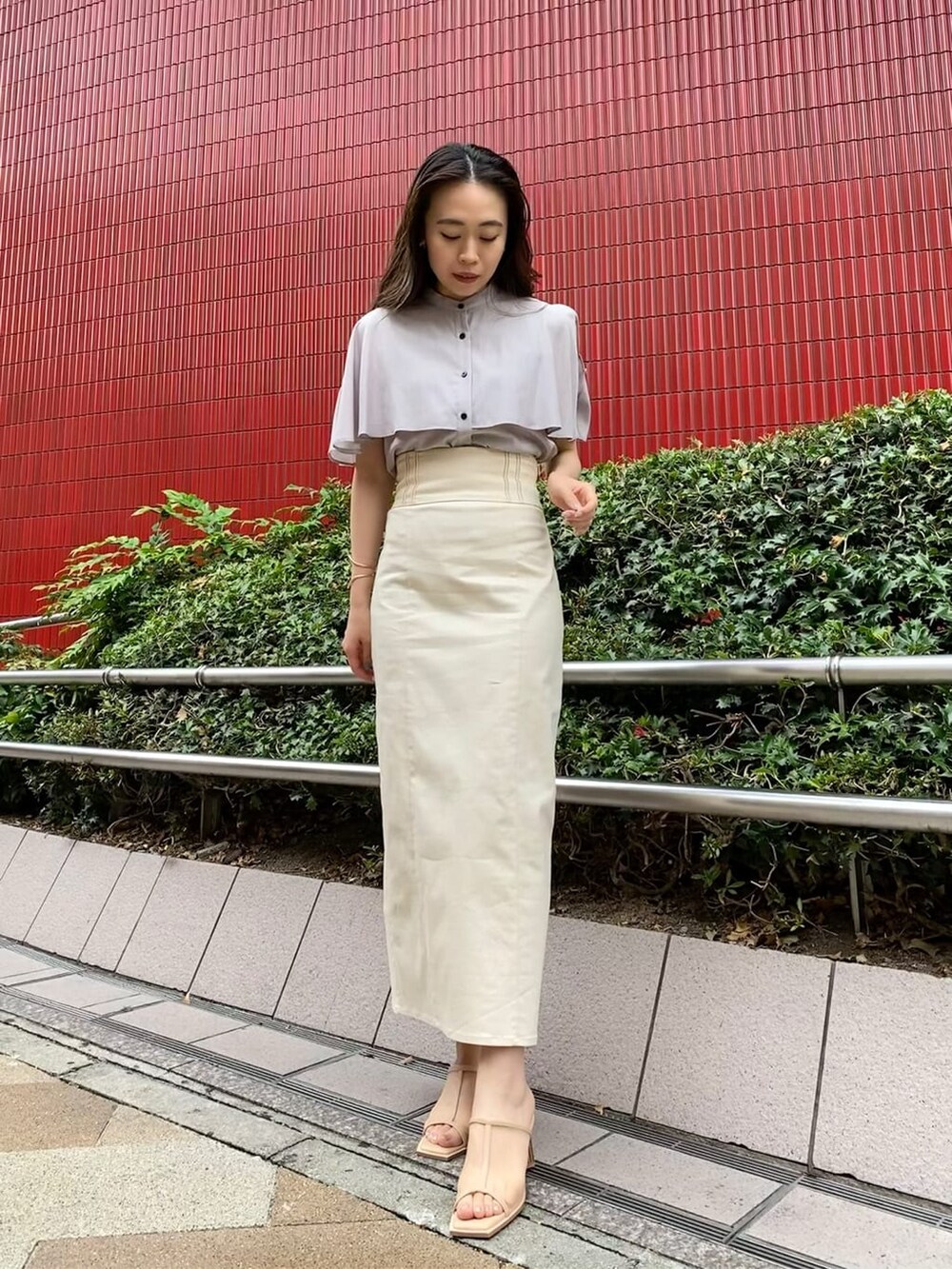 ホワイト系のスカート、ベージュ系のサンダル、グレー系のシャツ/ブラウスを着用したレディースの夏コーディネートの3枚目の写真