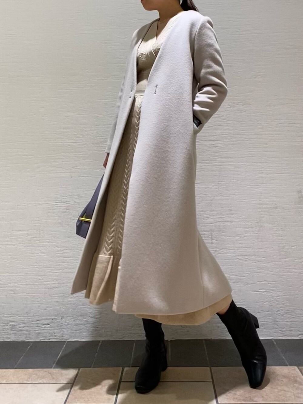 「ニットワンピース、ケーブル編み、カシュクール、ロングコート」｜「LAGUNAMOONのカシュクールケーブルニットワンピース（ワンピース、ホワイト系）」を使った、林さん（レディース・163cm）の秋コーディネートの4枚目の写真