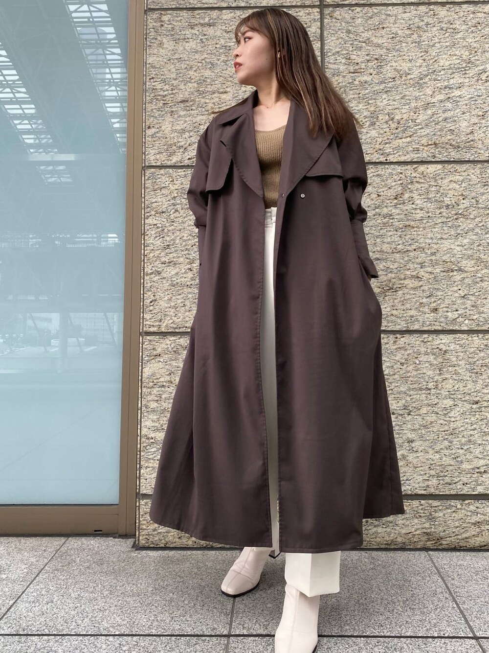 ブラック系のその他シューズ、ブラウン系のその他アウター、ホワイト系のその他パンツを着用したレディースの秋コーディネートの5枚目の写真