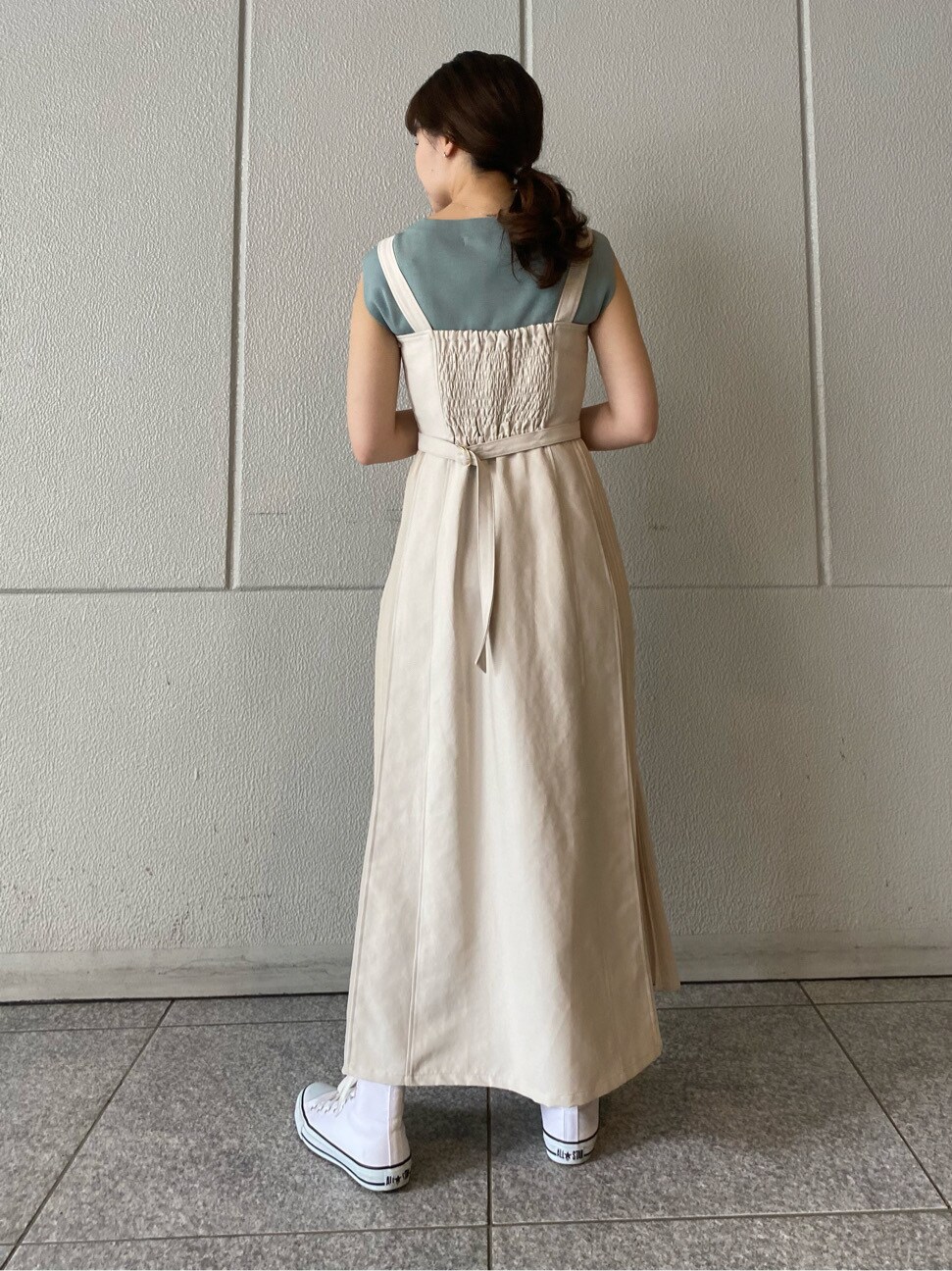 ホワイト系のワンピース、グリーン系のニット/セーターを着用したレディースの春コーディネートの5枚目の写真