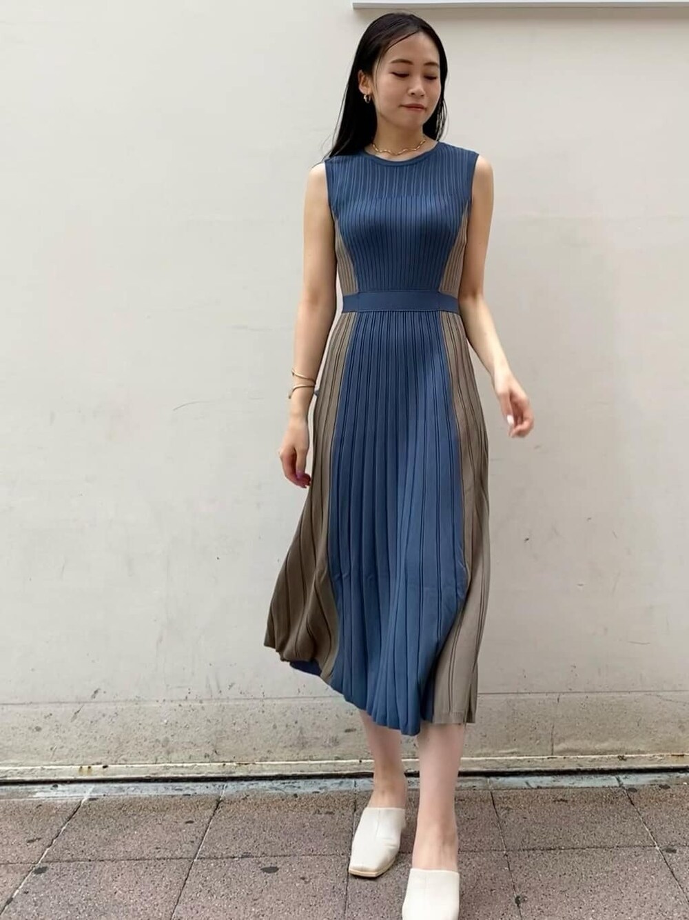 ブルー系のワンピースを着用したレディースの夏コーディネートの3枚目の写真